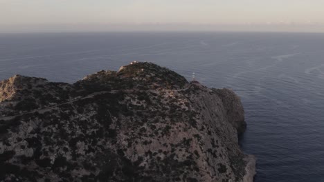 Flying-forwards-to-la-Dragonera-island-at-Mallorca-with-lighthouse,-aerial