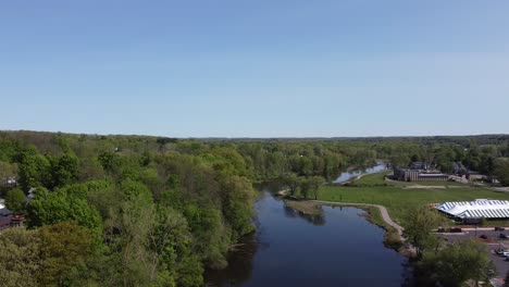 Rockford,-Michigan,-Luftaufnahmen-Von-Drohnen,-See