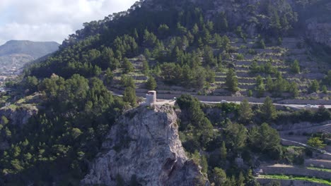 Torre-De-Verger-In-Der-Touristischen-Stadt-Banyalbufar-Auf-Mallorca,-Luftaufnahme
