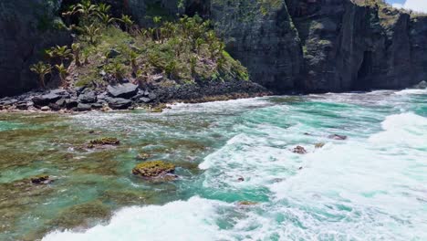 Drohnenflug-über-Die-Küste-In-Der-Dominikanischen-Republik-Und-Wellen,-Die-Am-Strand-Ankommen,-Schwimmendes-Korallenriff-Und-Krachen-Gegen-Felsen