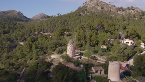 Weitwinkelaufnahme-Der-Windmühle-Moli-De-Sa-Planeta-Auf-Der-Insel-Mallorca-Tagsüber,-Luftaufnahme