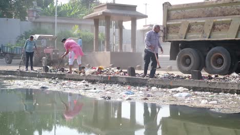 Ein-Stark-Verschmutzter-Fluss-Wird-Von-Einer-NGO-Gereinigt,-Um-Schmutz-Und-Plastikmüll-Aus-Dem-Flusswasser-Zu-Entfernen