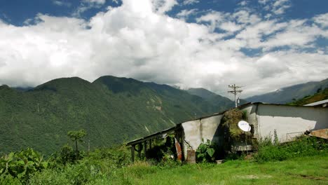 Bolivianisches-Haus-In-Grünen-Hügeln-Und-Bergen-Mit-Klarem-Himmel