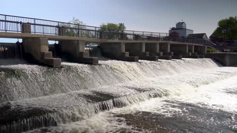 Damm-Im-Rockford-Michigan-Wasserfall-Fließendes-Wasser