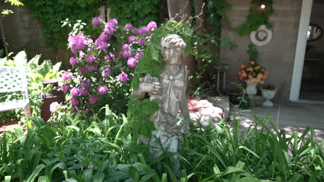 Stockvideomaterial-Der-Griechischen-Römischen-Göttinnenstatue-Im-Garten