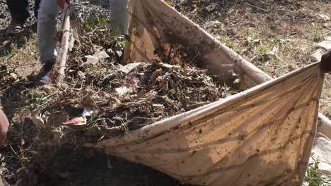 Nahaufnahme-Der-Reinigung-Durch-NGO-Mitarbeiter,-Die-Müll-Und-Plastikmüll-Entfernen-Und-Einfüllen