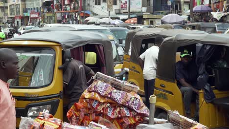 Straßenverkäufer-Steckt-Mit-Seinem-Einkaufswagen-Im-Stau-Von-Lagos-Fest