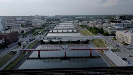 Bridges-over-Des-Moines-River-in-Des-Moines,-Iowa-with-drone-video-moving-up
