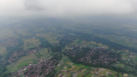 Kleinstädte-Und-Reisfelder-In-Zentral-Java-In-Indonesien,-Drohnenaufnahme-Aus-Der-Luft