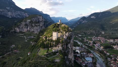 Círculo-De-Drones-Alrededor-De-Castello-Di-Arco-En-La-Cima-De-Una-Montaña-Empinada-Cerca-Del-Lago-De-Garda,-Italia