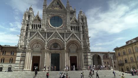 Siena-Cathedral.-Dolly-in-shot-through-gate