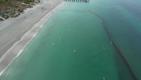 Menschen-Schwimmen-In-Einem-Hai-Schutznetz-Am-Coogee-Beach,-Perth-City