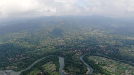 Weite-Landschaft-Indonesiens,-Drohnenansicht-In-Großer-Höhe