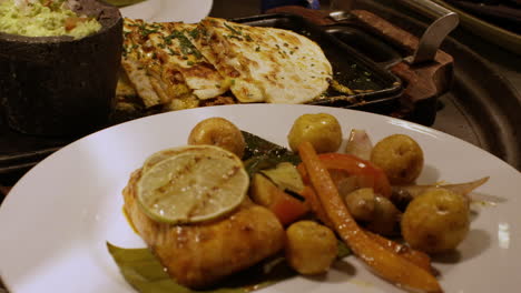 Köstliches-Hühnchengericht,-Serviert-Mit-Einer-Bunten-Mischung-Aus-Frischem-Gemüse-Auf-Einem-Teller