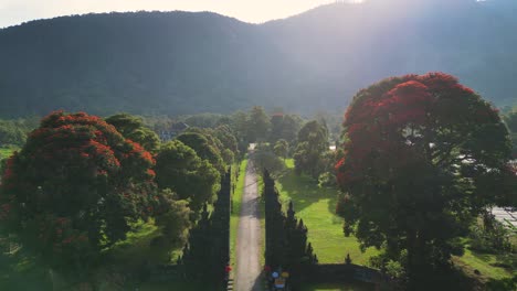 Wunderschöne-Filmische-Luftaufnahme-Des-Berühmten-Handara-Tors-In-Bali-Bei-Sonnenaufgang---Indonesien
