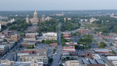 Iowa-state-capitol-building-in-Des-Moines,-Iowa-with-drone-video-parallax-moving-left-to-right