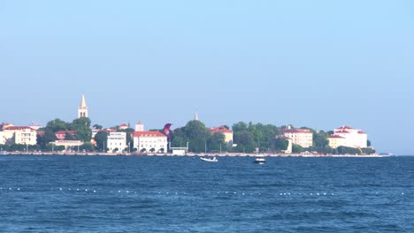 Windsurfer-Säugling-Der-Stadt-Zadar,-Altstadt-An-Einem-Klaren,-Blauen-Himmelstag