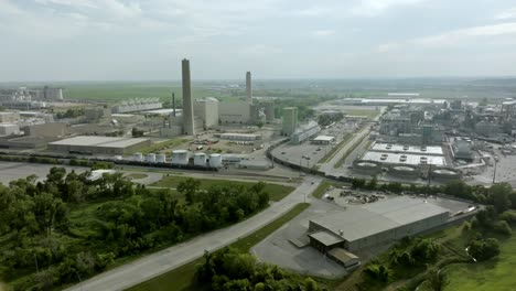 ADM-corn-processing-plant-in-Cedar-Rapids,-Iowa-with-drone-video-moving-down