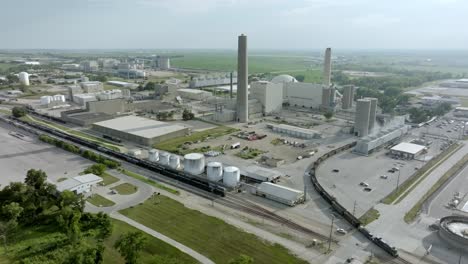 ADM-corn-processing-plant-in-Cedar-Rapids,-Iowa-with-drone-video-moving-in-a-circle