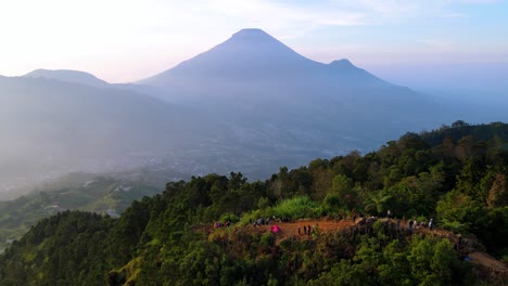 Volar-Sobre-El-Pico-Sikinur-Al-Amanecer,-Paisaje-De-Indonesia