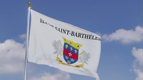 Bandera-De-San-Bartolomé-Moviéndose-En-El-Viento-Con-Un-Cielo-Azul-Claro-En-El-Fondo,-Nubes-Moviéndose-Lentamente,-Asta-De-Bandera,-Cámara-Lenta