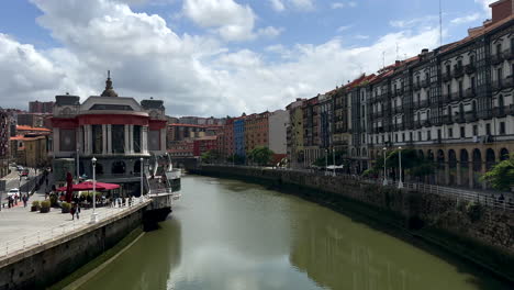 Weitwinkelaufnahme-Wunderschöner-Farbiger-Gebäude-Mit-Blick-Auf-Den-Fluss-In-Der-Stadt-Bilbao-An-Einem-Sonnigen-Tag---Spanien,-Europa