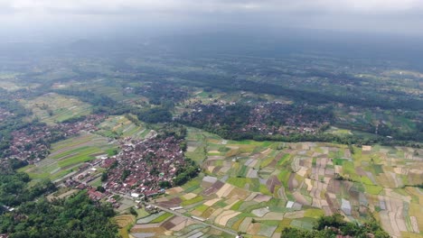 Hermosos-Pueblos-De-Indonesia-En-Un-Vasto-Paisaje,-Vista-Aérea-De-Drones
