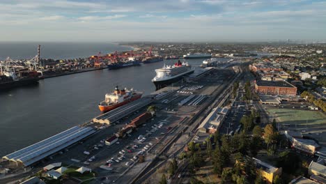 Der-Hafen-Und-Große-Schiffe-Vertäut-In-Der-Hafenstadt-Fremantle-Im-Westen-Australiens
