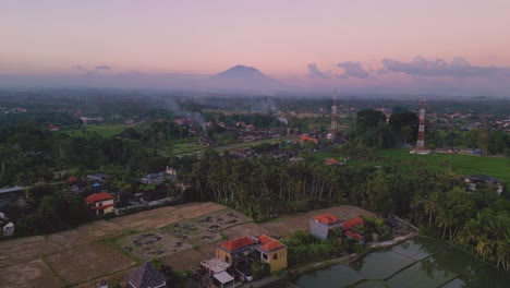 Puesta-De-Sol-Rosa-Con-El-Volcán-Monte-Agung-En-El-Fondo---Ubud,-Bali---Indonesia