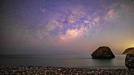 Zeitraffer-Der-Milchstraße-Und-Der-Sterne-An-Einer-Küste-Mit-Felsen-Bei-Nacht