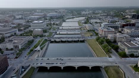 Bridges-over-Des-Moines-River-in-Des-Moines,-Iowa-with-drone-video-moving-forward-fast