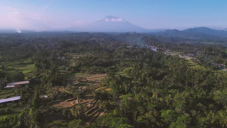 Luftaufnahme-Von-Reisfeldern-Und-Dem-Mont-Agung-Bei-Sonnenuntergang-In-Bali---Indonesien