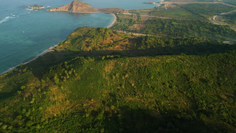 Revelador-Panorama-Aéreo-Escénico:-Costa-Paradisíaca-De-La-Isla-De-Lombok-Y-Playa-Aan,-Indonesia