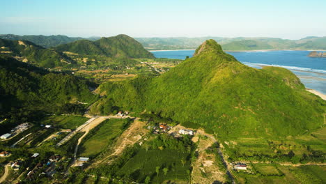Antena-Sobre-El-área-De-Tierra-Verde-Cerca-De-La-Bahía-De-Torok-En-La-Isla-De-Lombok,-Indonesia