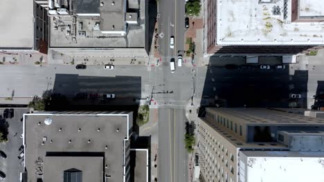 Intersection-in-downtown-Davenport,-Iowa-with-traffic-moving-and-drone-video-stable