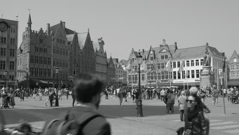 Tourists-visiting-Central-Square-Markt-in-summer-in-Bruges,-Belgium