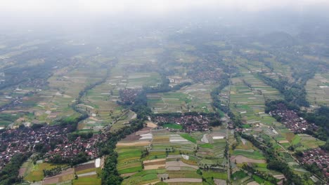 Majestätische-Ländliche-Landschaft-Mit-Städten-Und-Reisfeldern-In-Indonesien,-Luftaufnahme