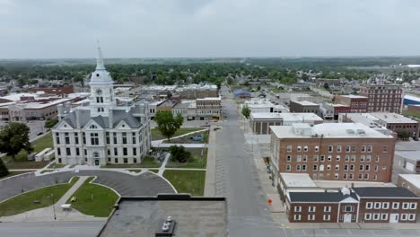 Historisches-Gerichtsgebäude-Des-Marshall-County-In-Marshalltown,-Iowa-Mit-Drohnenvideo,-Das-Sich-Von-Rechts-Nach-Links-Bewegt