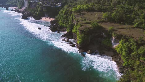 Olas-De-Agua-Turquesa-Rompiendo-Un-Acantilado-En-La-Playa-De-Balangan,-Uluwatu,-Bali---Indonesia