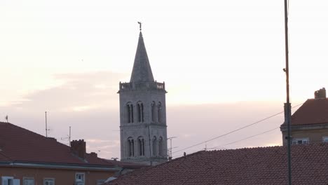 Casco-Antiguo-De-Zadar-Con-Tejados-Rojos-Y-Torre-De-La-Iglesia-A-La-Luz-Del-Atardecer,-Croacia-Verano