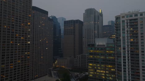 Absteigende-Luftaufnahme-Der-Skyline-Von-Chicago-In-Den-USA-Bei-Nacht