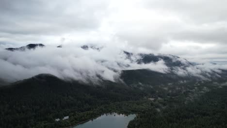 Vista-Aérea-De-Drones-De-La-Cresta-De-La-Serpiente-De-Cascabel-En-Seattle,-Que-Muestra-El-Río,-Las-Montañas-Y-Los-Pinos-Verdes-Exuberantes,-Creando-Una-Majestuosa-Escena-Natural