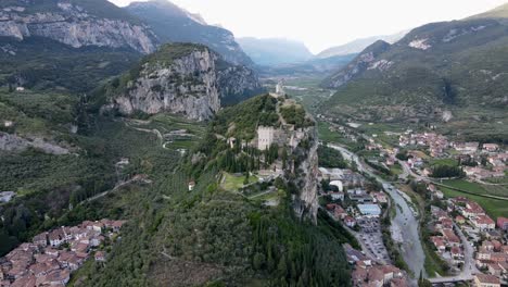 Aufschlussreiche-Drohnenaufnahme-Von-Castello-Di-Arco-Auf-Einem-Berg-In-Der-Nähe-Des-Gardasees,-Italien