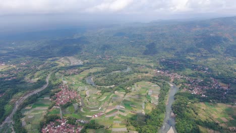 Majestätische-Landschaft-Indonesiens-Mit-Dörfern-Und-Fluss,-Luftdrohnenansicht