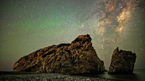 Impressive-timelapse-of-the-sky-and-the-milky-way-in-motion-at-night