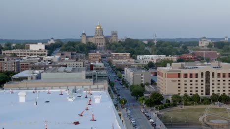 Iowa-state-capitol-building-in-Des-Moines,-Iowa-with-parallax-drone-video-moving-left-to-right-medium-shot
