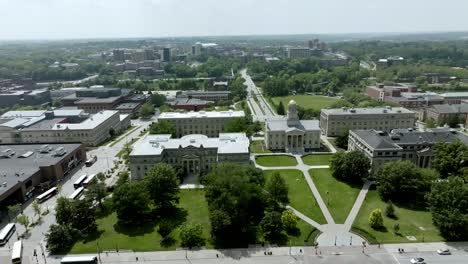 Antiguo-Edificio-Del-Capitolio-En-El-Campus-De-La-Universidad-De-Iowa-En-La-Ciudad-De-Iowa,-Iowa-Con-Video-De-Drones-Moviéndose-De-Izquierda-A-Derecha-Plano-Medio