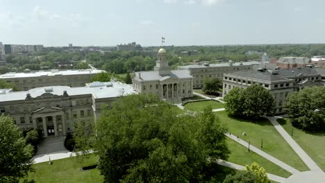 Antiguo-Edificio-Del-Capitolio-En-El-Campus-De-La-Universidad-De-Iowa-En-La-Ciudad-De-Iowa,-Iowa-Con-Video-De-Drones-Subiendo