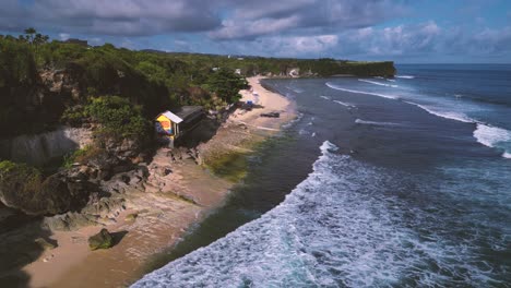 Luftaufnahme-Des-Balangan-Strandes-An-Einem-Sonnigen-Tag-In-Uluwatu,-Bali---Indonesien