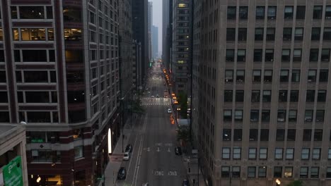 Niedrige-Luftaufnahme-Hoher-Wolkenkratzer-In-Chicago
